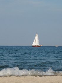 Segelboot Welle vorn.JPG